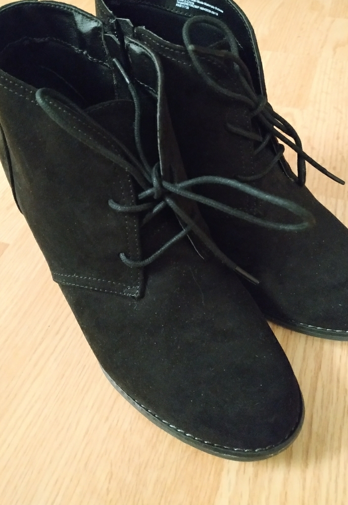 Universal Thread Black Wedges